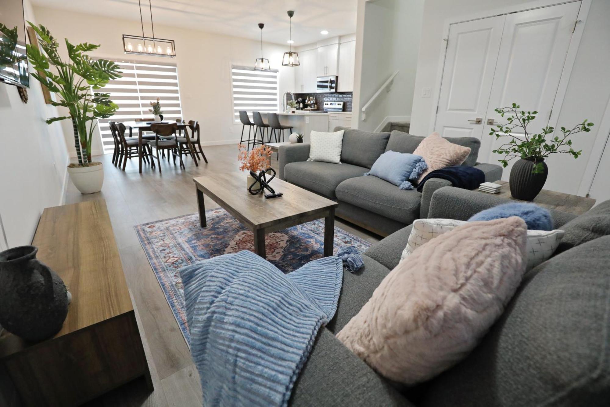 Beautiful Home With 4 King Beds,Airport,Disney+ Эдмонтон Экстерьер фото