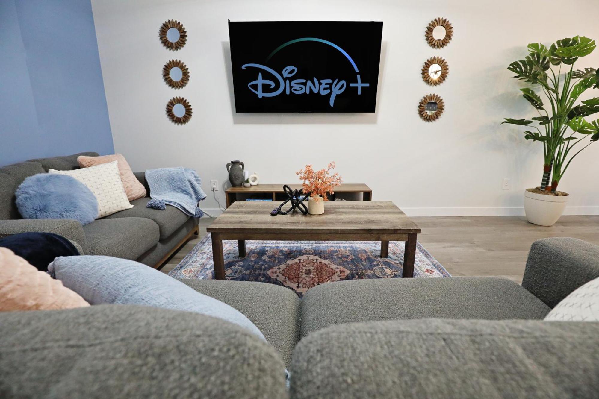Beautiful Home With 4 King Beds,Airport,Disney+ Эдмонтон Экстерьер фото