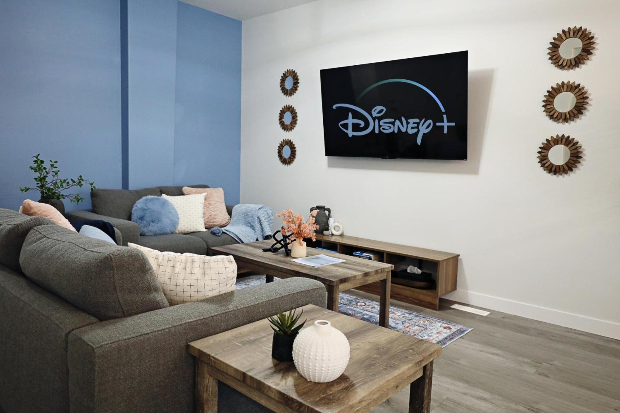 Beautiful Home With 4 King Beds,Airport,Disney+ Эдмонтон Экстерьер фото