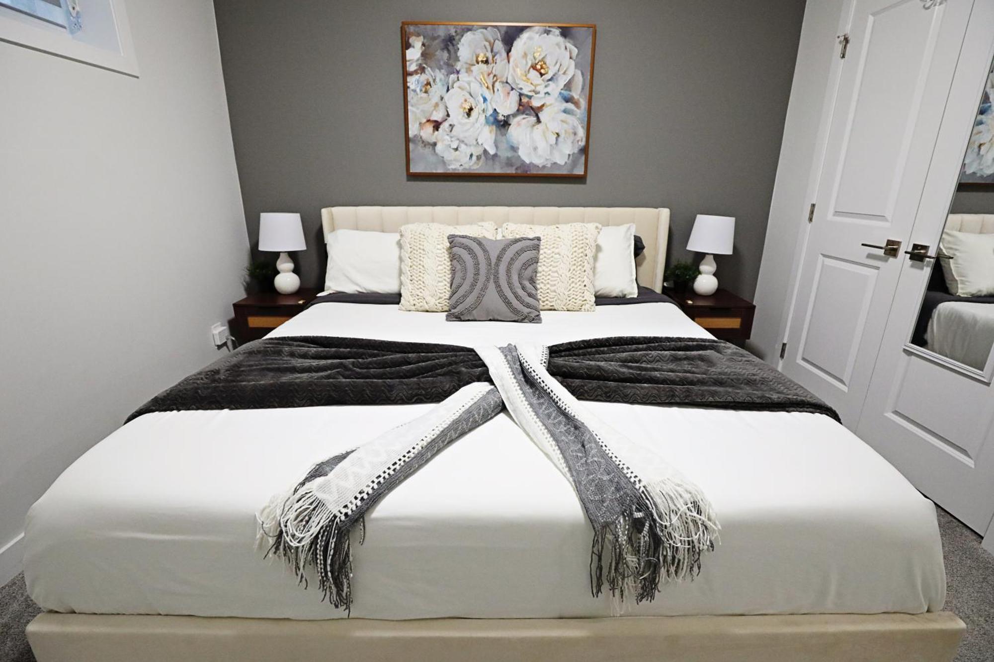 Beautiful Home With 4 King Beds,Airport,Disney+ Эдмонтон Экстерьер фото