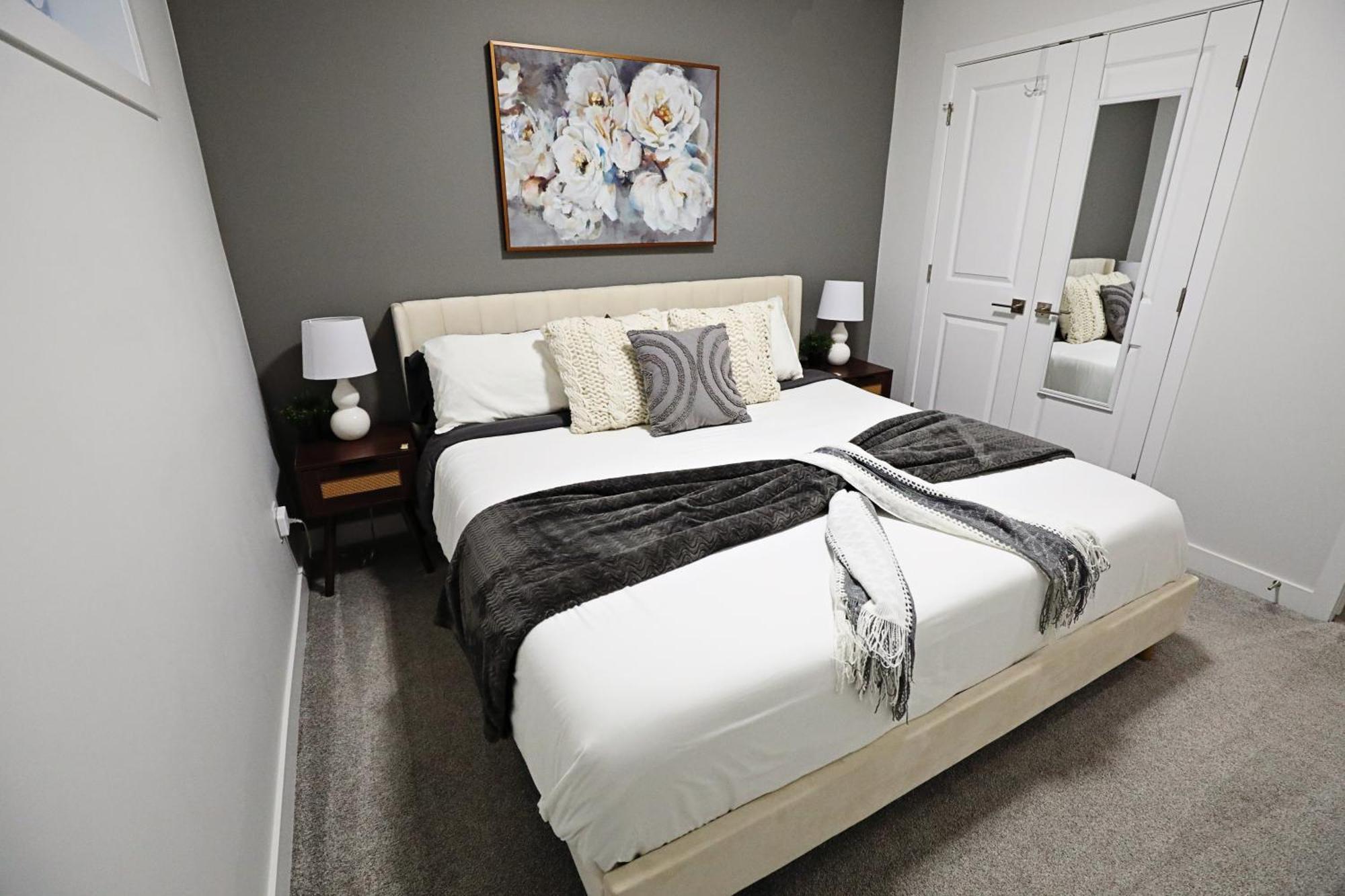 Beautiful Home With 4 King Beds,Airport,Disney+ Эдмонтон Экстерьер фото