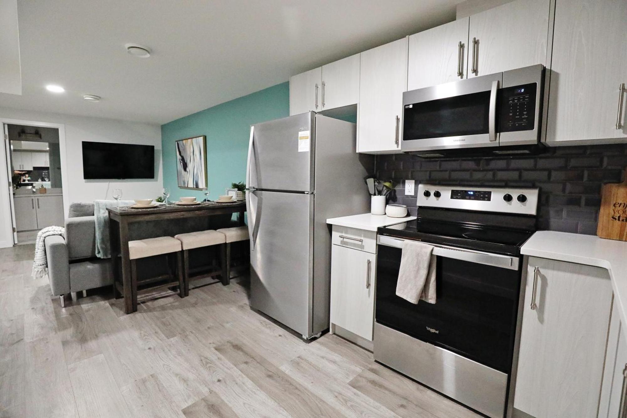 Beautiful Home With 4 King Beds,Airport,Disney+ Эдмонтон Экстерьер фото