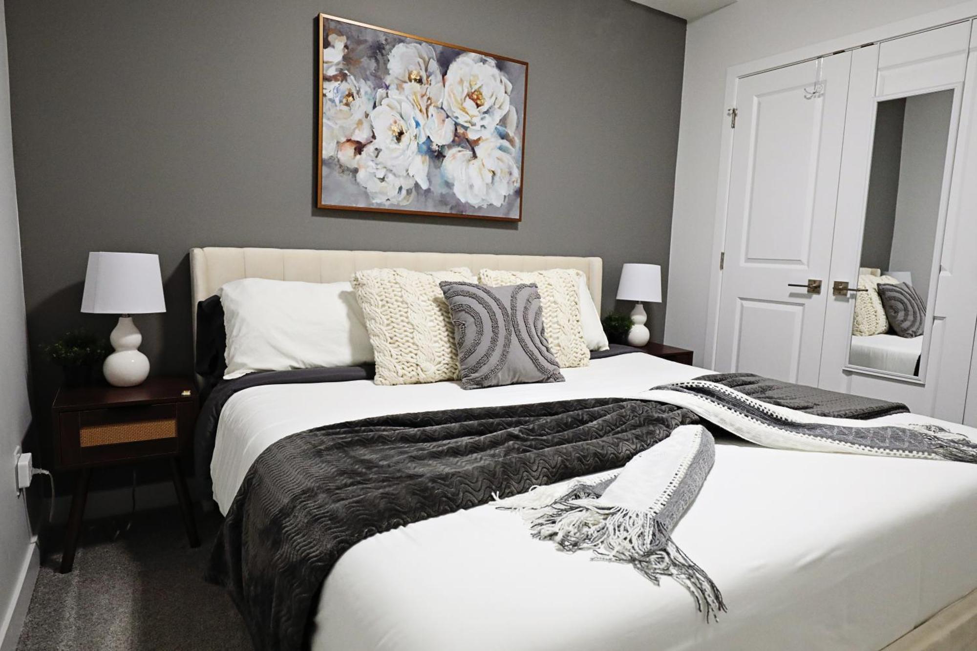 Beautiful Home With 4 King Beds,Airport,Disney+ Эдмонтон Экстерьер фото