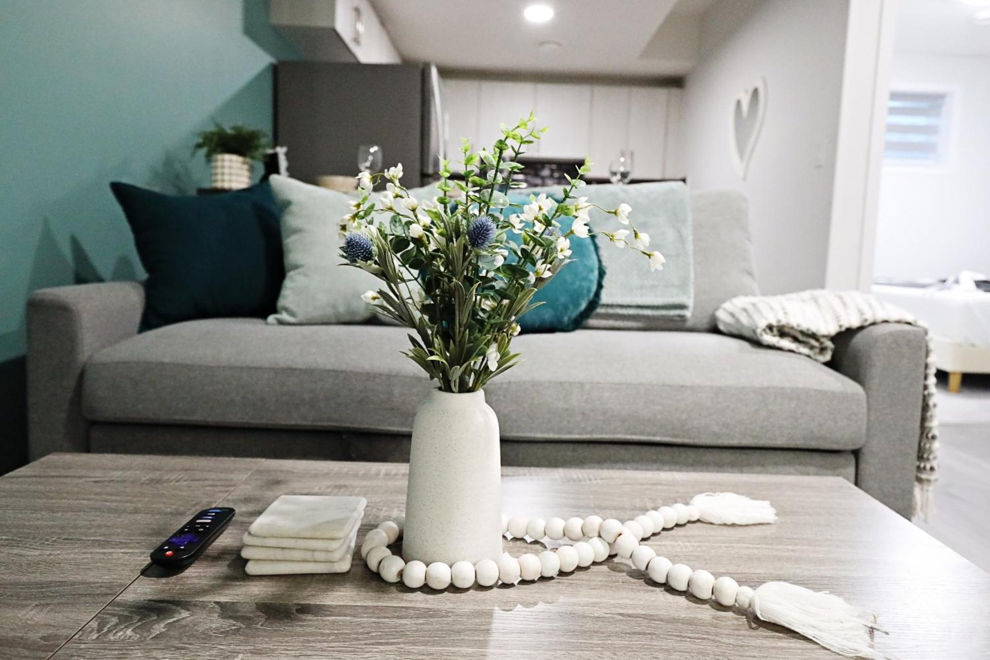 Beautiful Home With 4 King Beds,Airport,Disney+ Эдмонтон Экстерьер фото