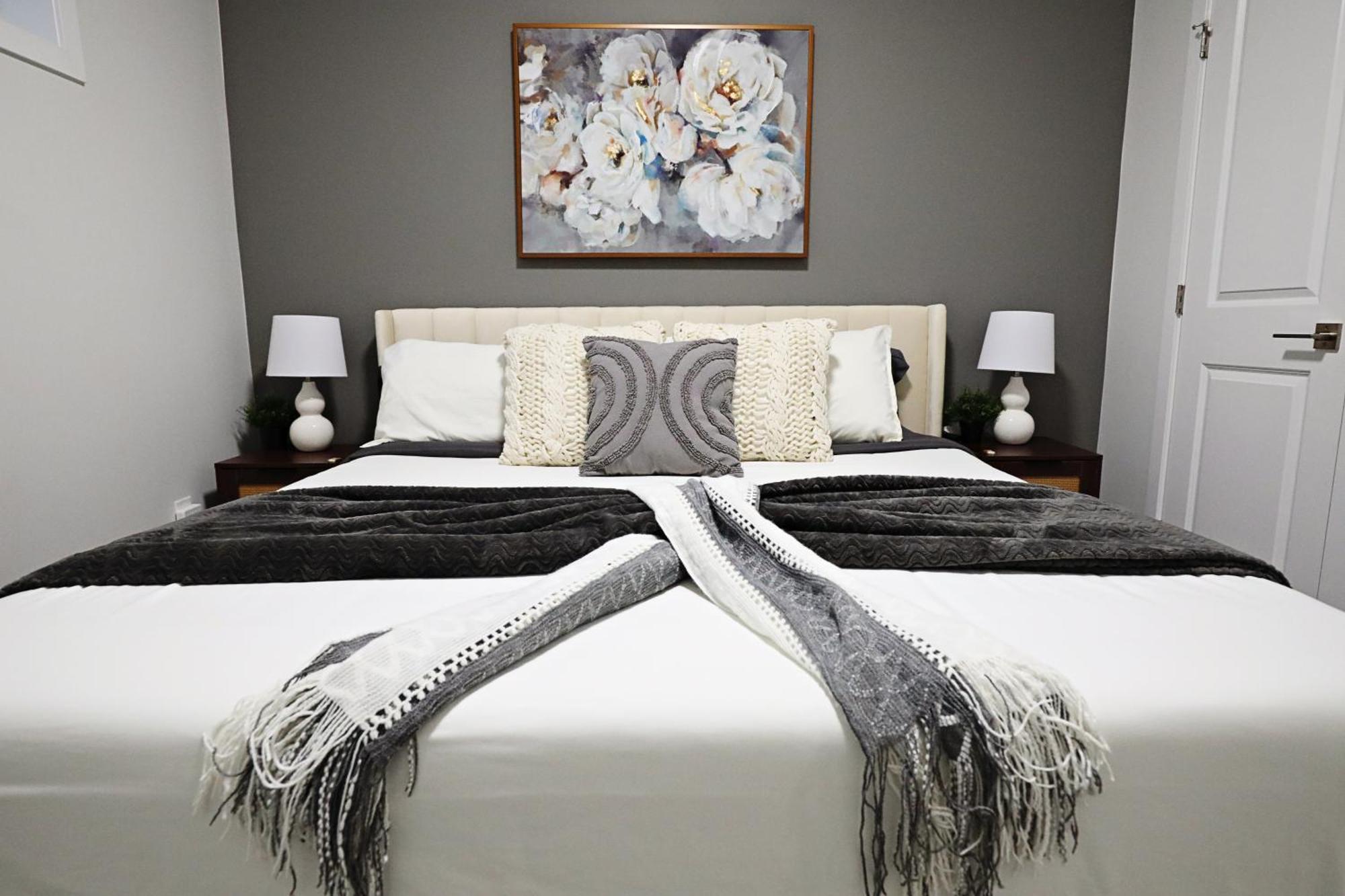 Beautiful Home With 4 King Beds,Airport,Disney+ Эдмонтон Экстерьер фото