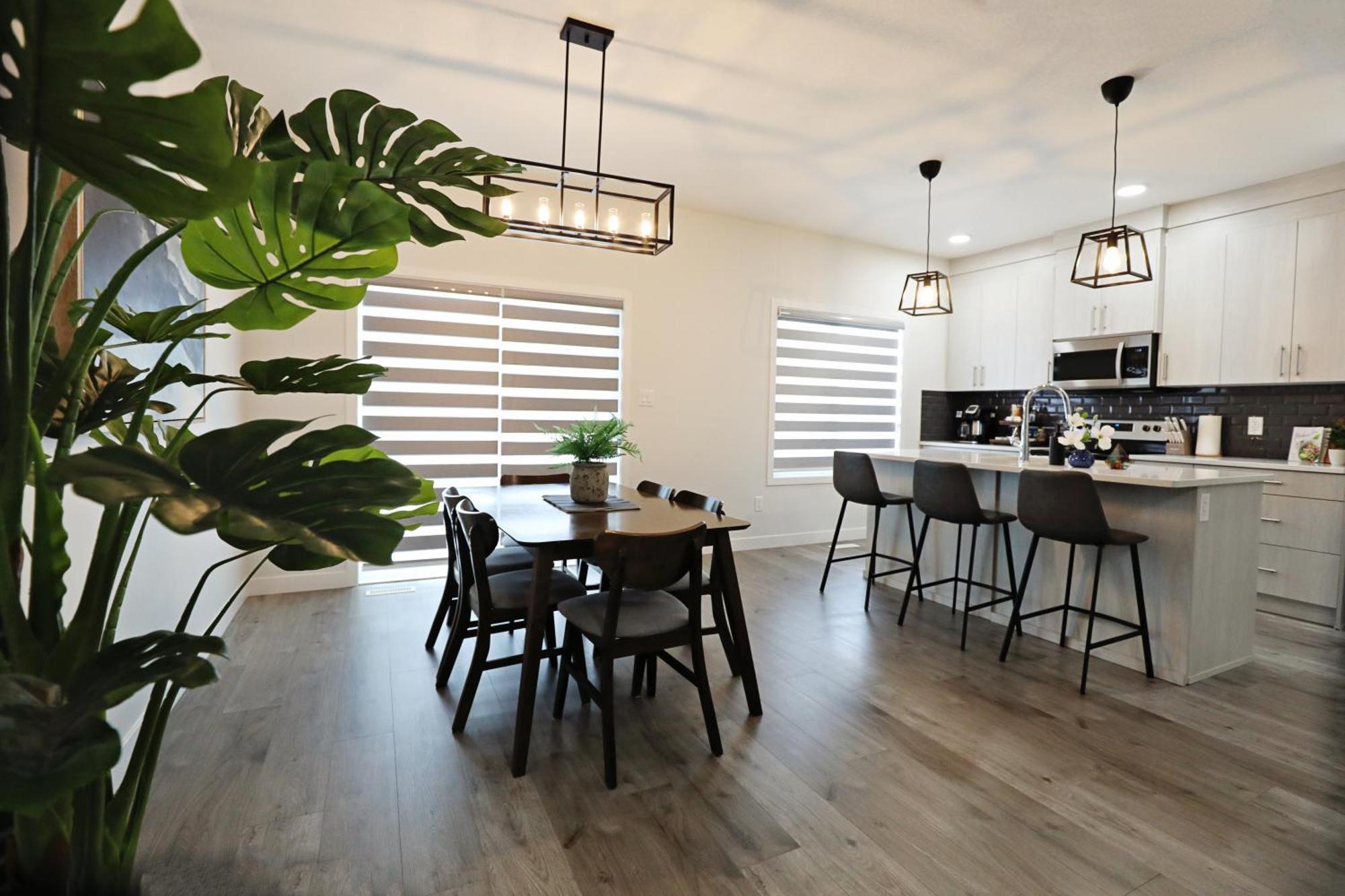 Beautiful Home With 4 King Beds,Airport,Disney+ Эдмонтон Экстерьер фото