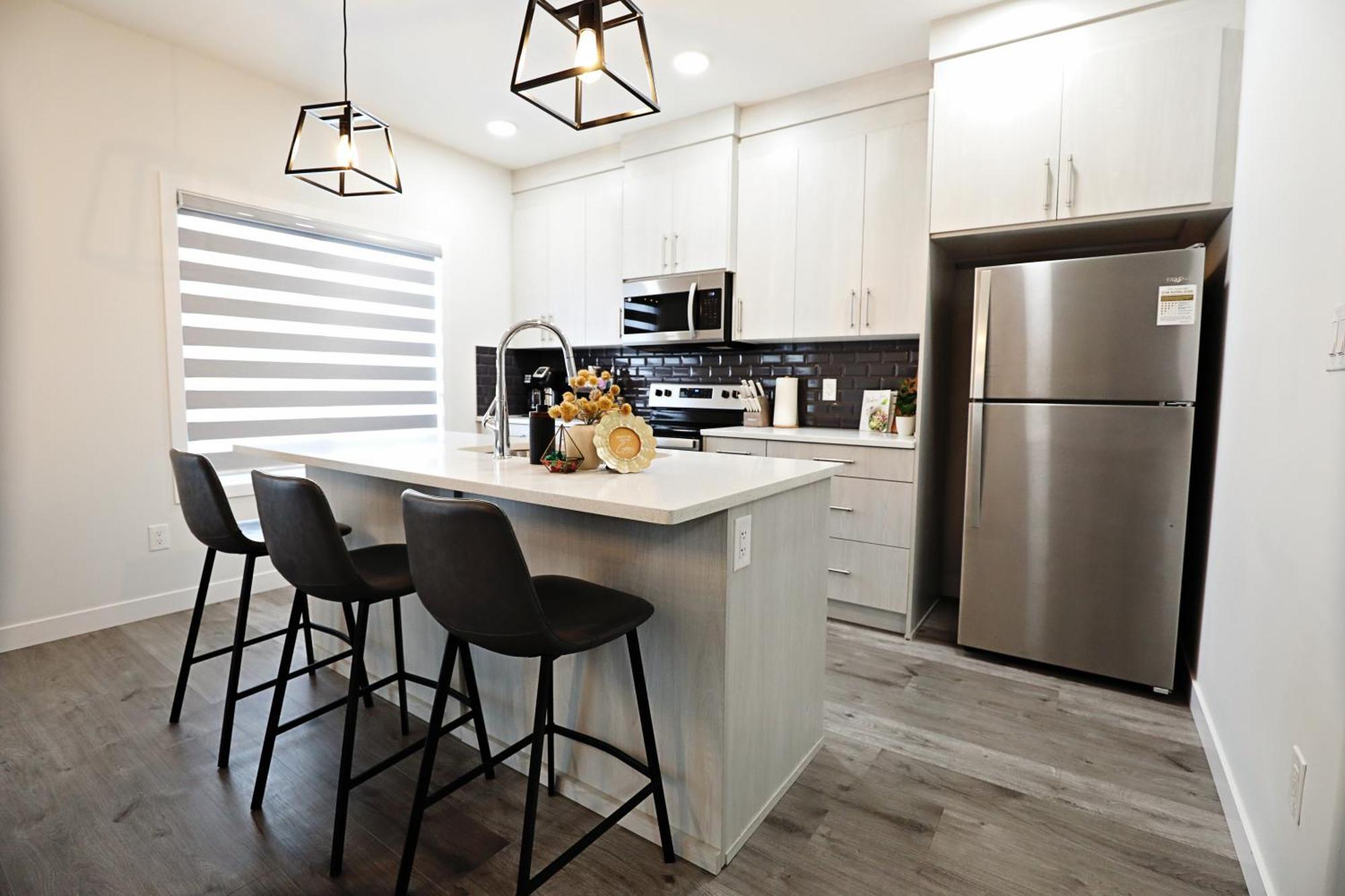 Beautiful Home With 4 King Beds,Airport,Disney+ Эдмонтон Экстерьер фото