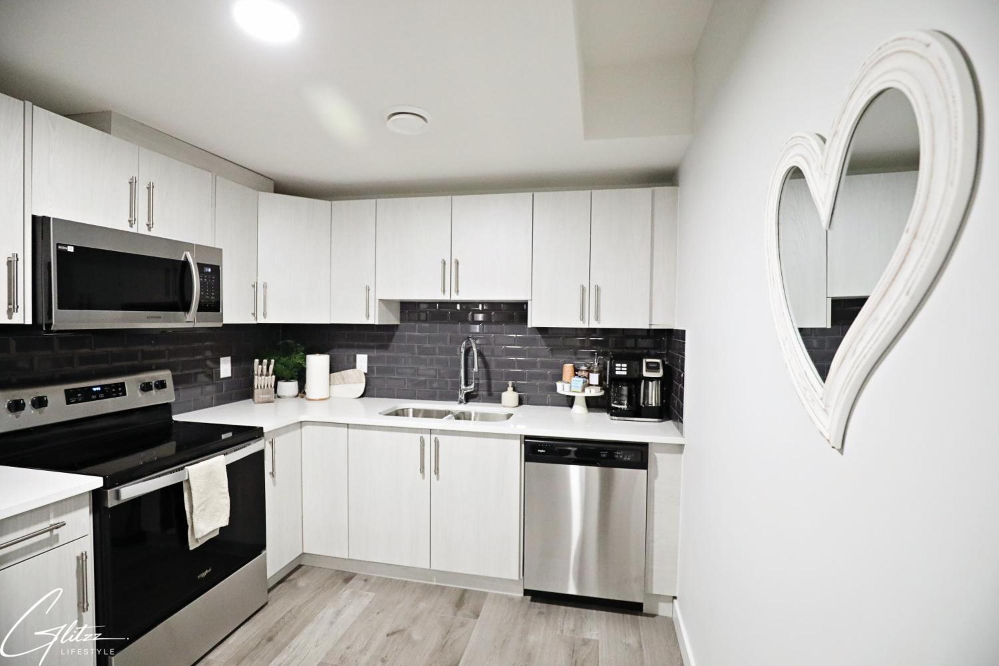 Beautiful Home With 4 King Beds,Airport,Disney+ Эдмонтон Экстерьер фото