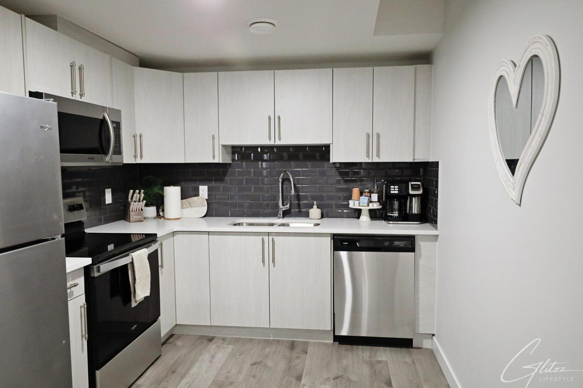 Beautiful Home With 4 King Beds,Airport,Disney+ Эдмонтон Экстерьер фото