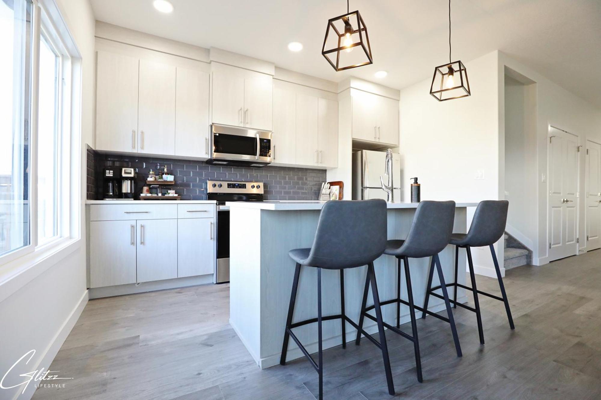 Beautiful Home With 4 King Beds,Airport,Disney+ Эдмонтон Экстерьер фото