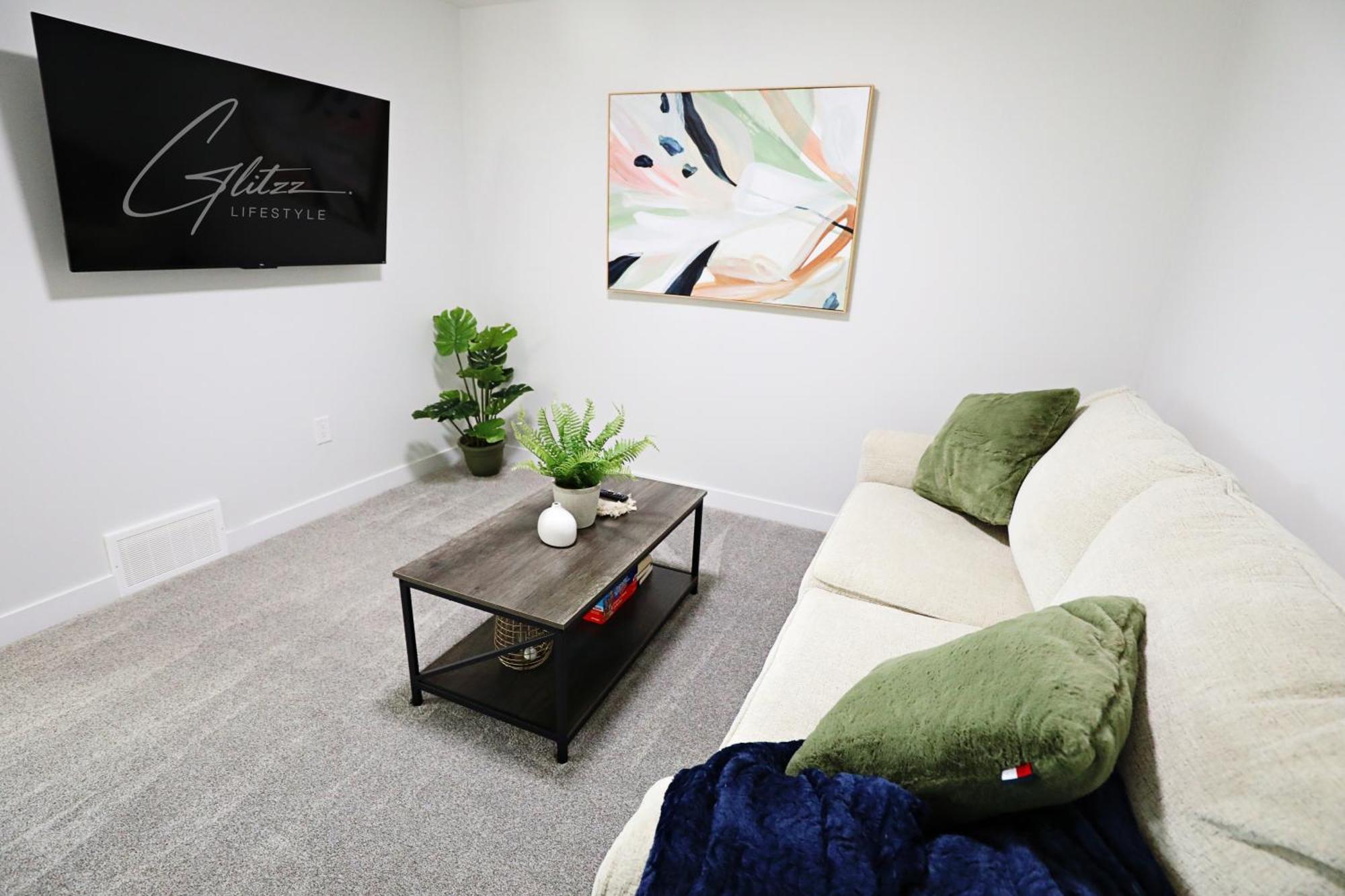 Beautiful Home With 4 King Beds,Airport,Disney+ Эдмонтон Экстерьер фото
